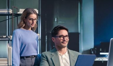 Szemüveglencsék személyre szabása csúcstechnológiás eszközzel